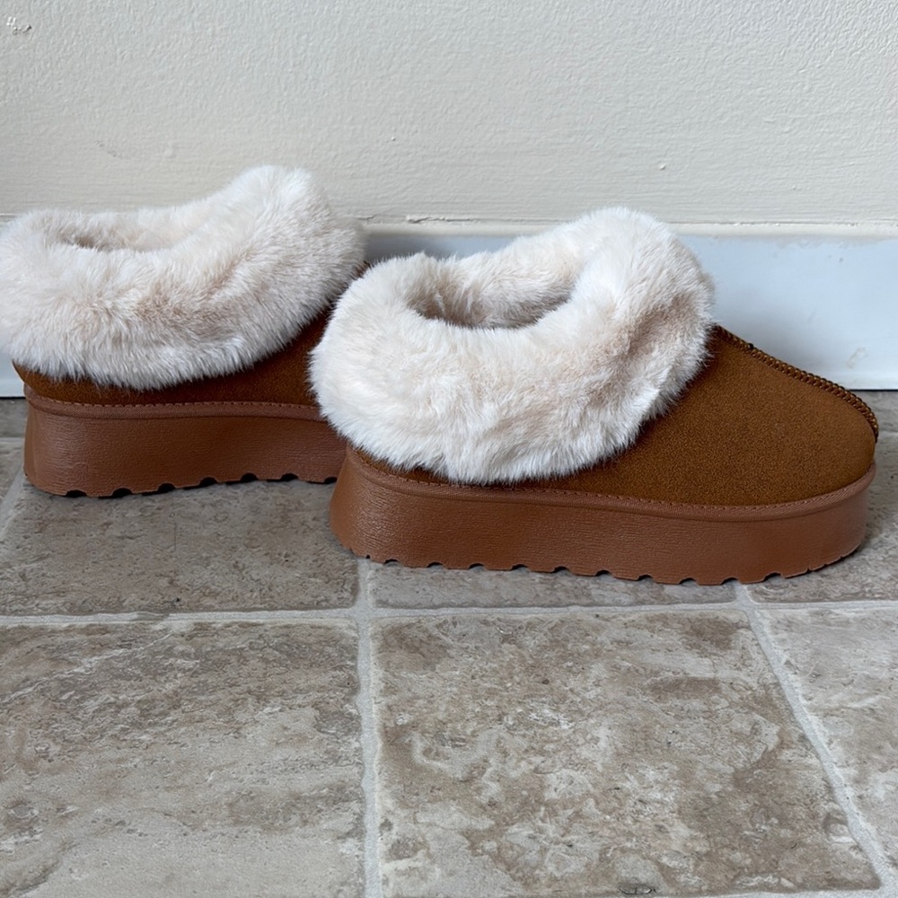 Cozy Faux-Fur Trim Slip-On Platform Slippers in Brown and Cream (NEVER WORN)